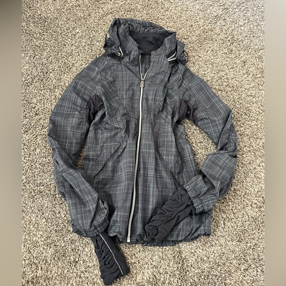 Lululemon women’s size 4 winter Jacket with built-in Mittens